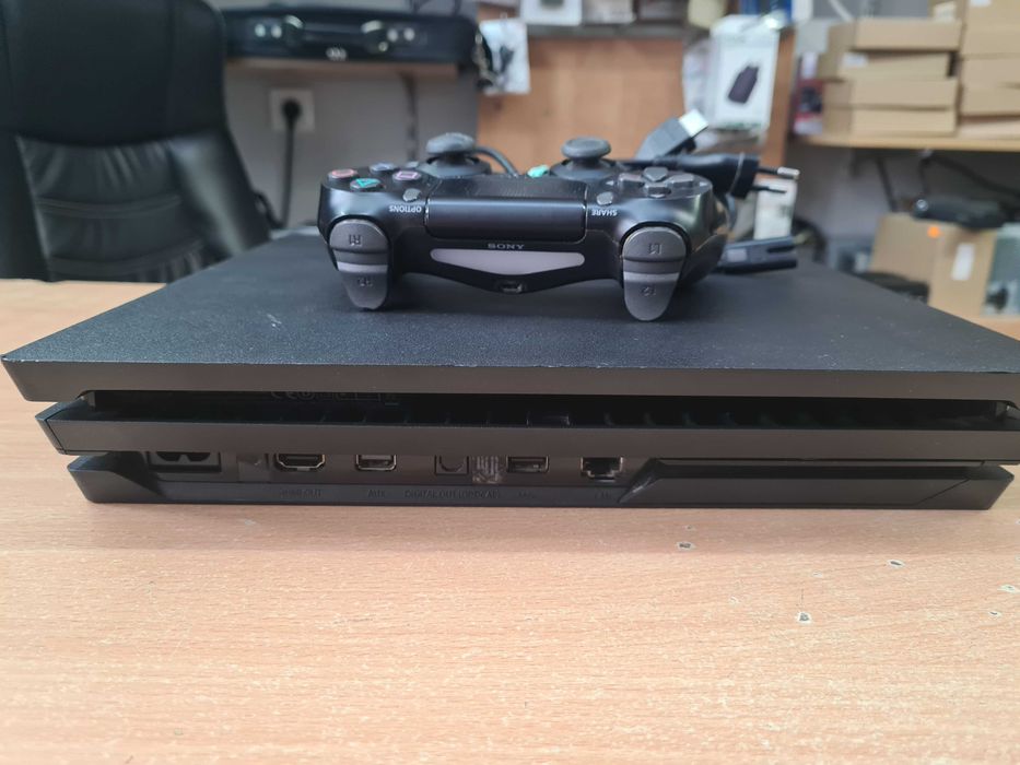 Продавам PS 4 PRO 1Tb  с неработещо CD