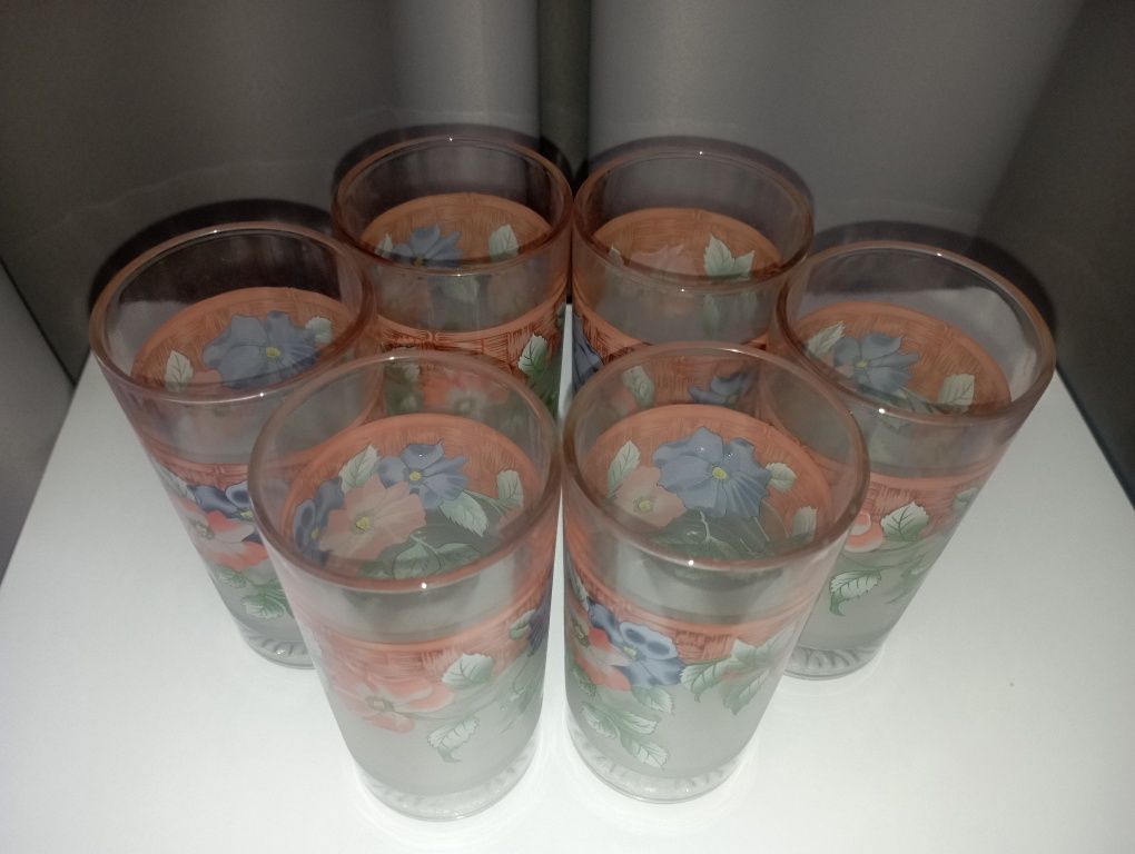 Стаканы - стекло с рисунком.