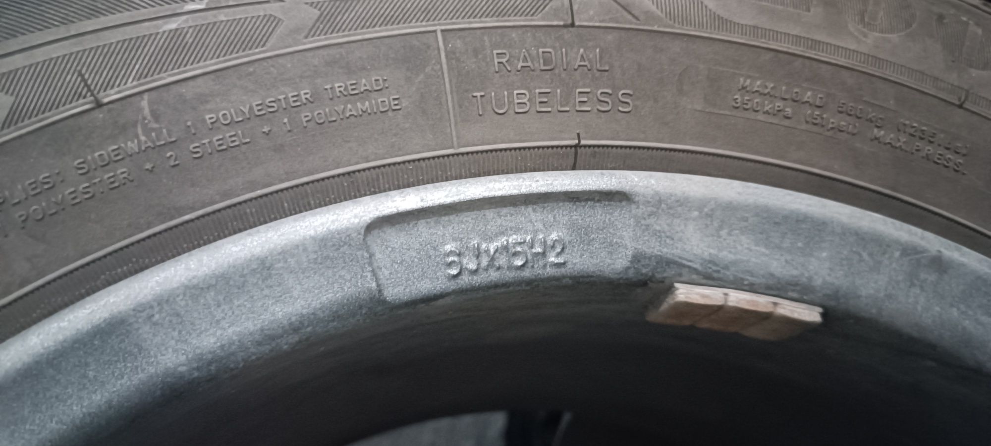 Джанти и гуми Dezent TY Graphite 15" GY Ultra Grip P3 185/65 R15