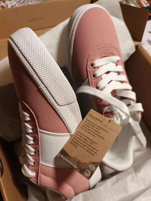 Продавам дамски маратонки Helly Henson размер36