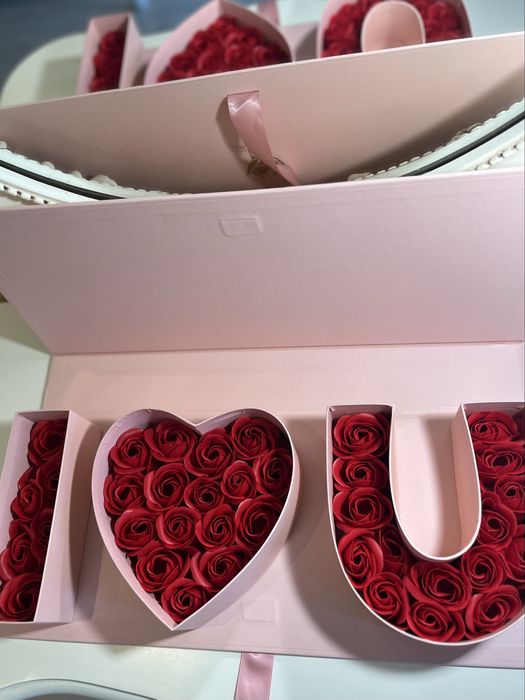LOVE Deluxe Box с червени сапунени рози-незабравим подарък