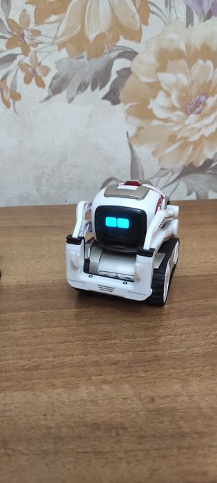 продам умного робота anki cozmo