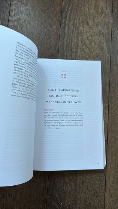 “The 48 laws of power” книга на английски език