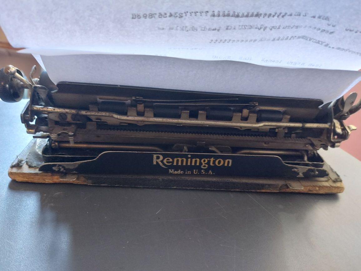 Vând o mașină de scris Remington USA,veche