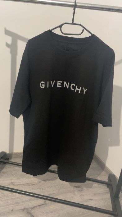 Tricou Givenchy.