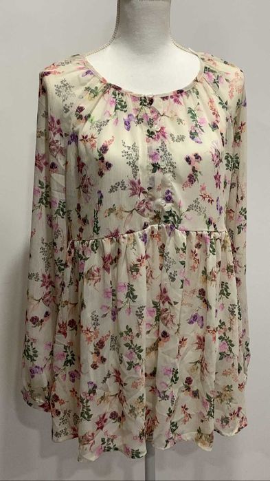 Vand doua bluze cu motive florale alb/turcoaz