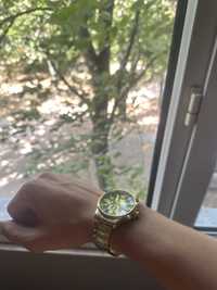 Златен ръчен часовник
