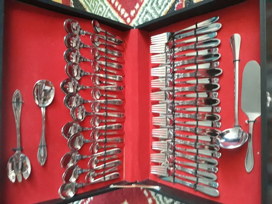 Vând set tacâmuri