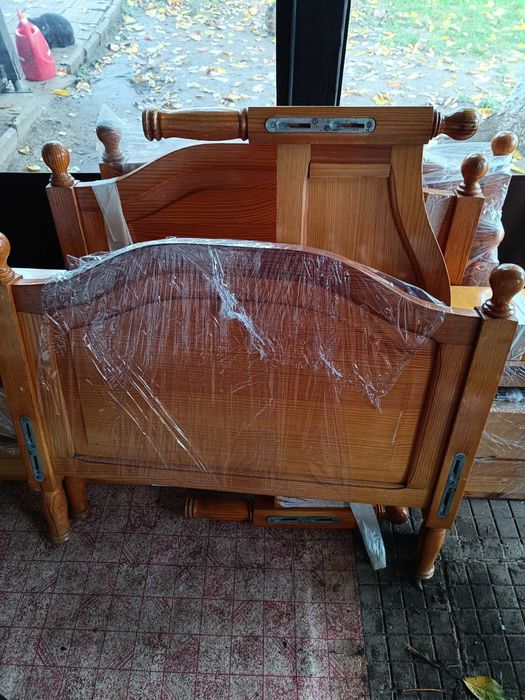 Дървени легла без матраци