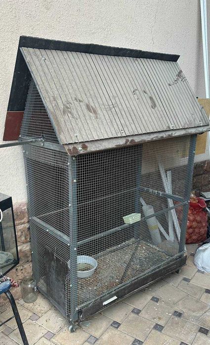 Металлическая клетка для птиц — просторная и прочная конструкция