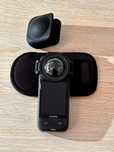 Insta 360 x3 cu lens guard, o protectie din cauciuc si cea textila