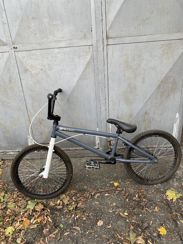 Vând bicicleta BMX