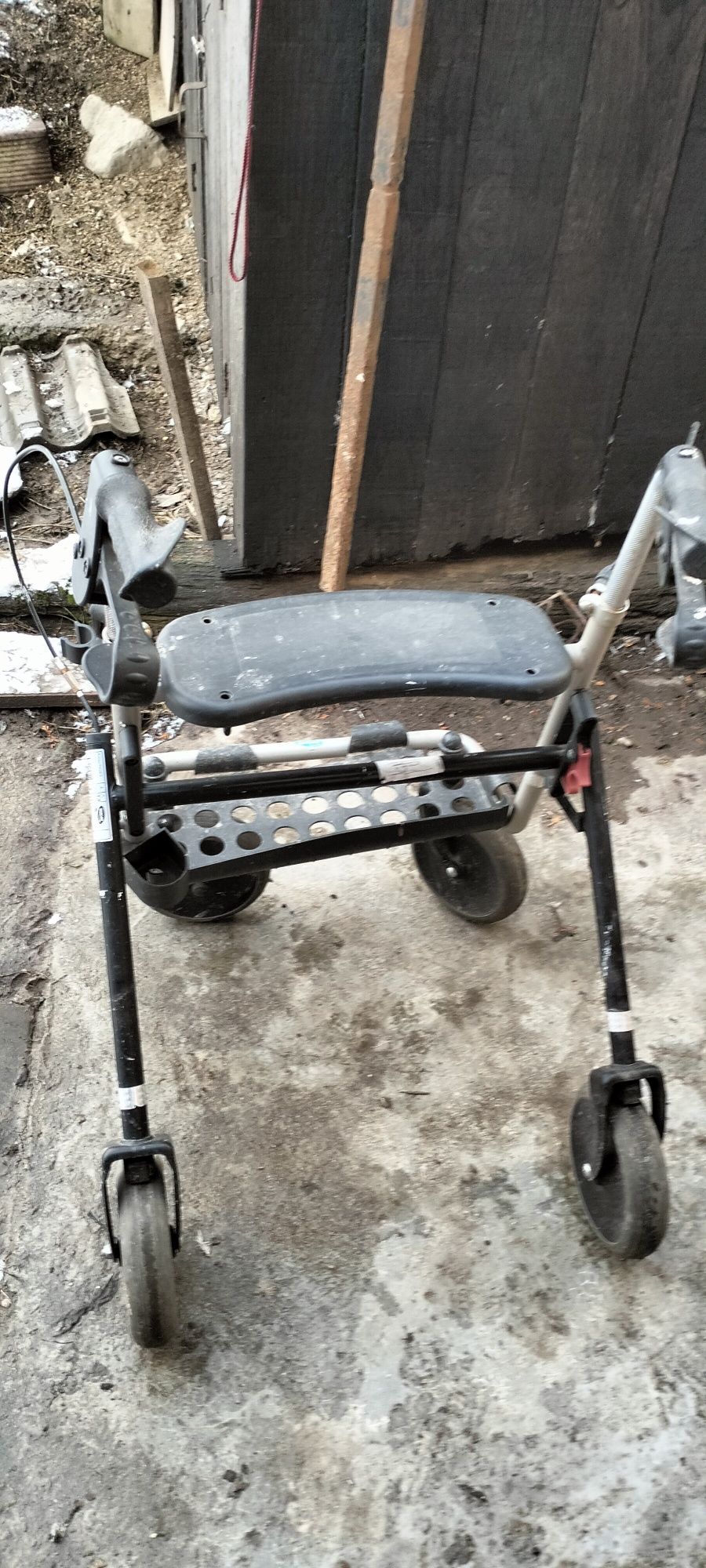 De vânzare cadru cu roti pt persoane cu dizabilitati