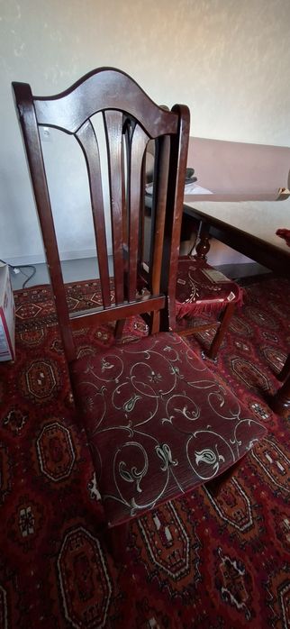 Стол и стулья 8 штуки продаётся комплект хорошем состоянии