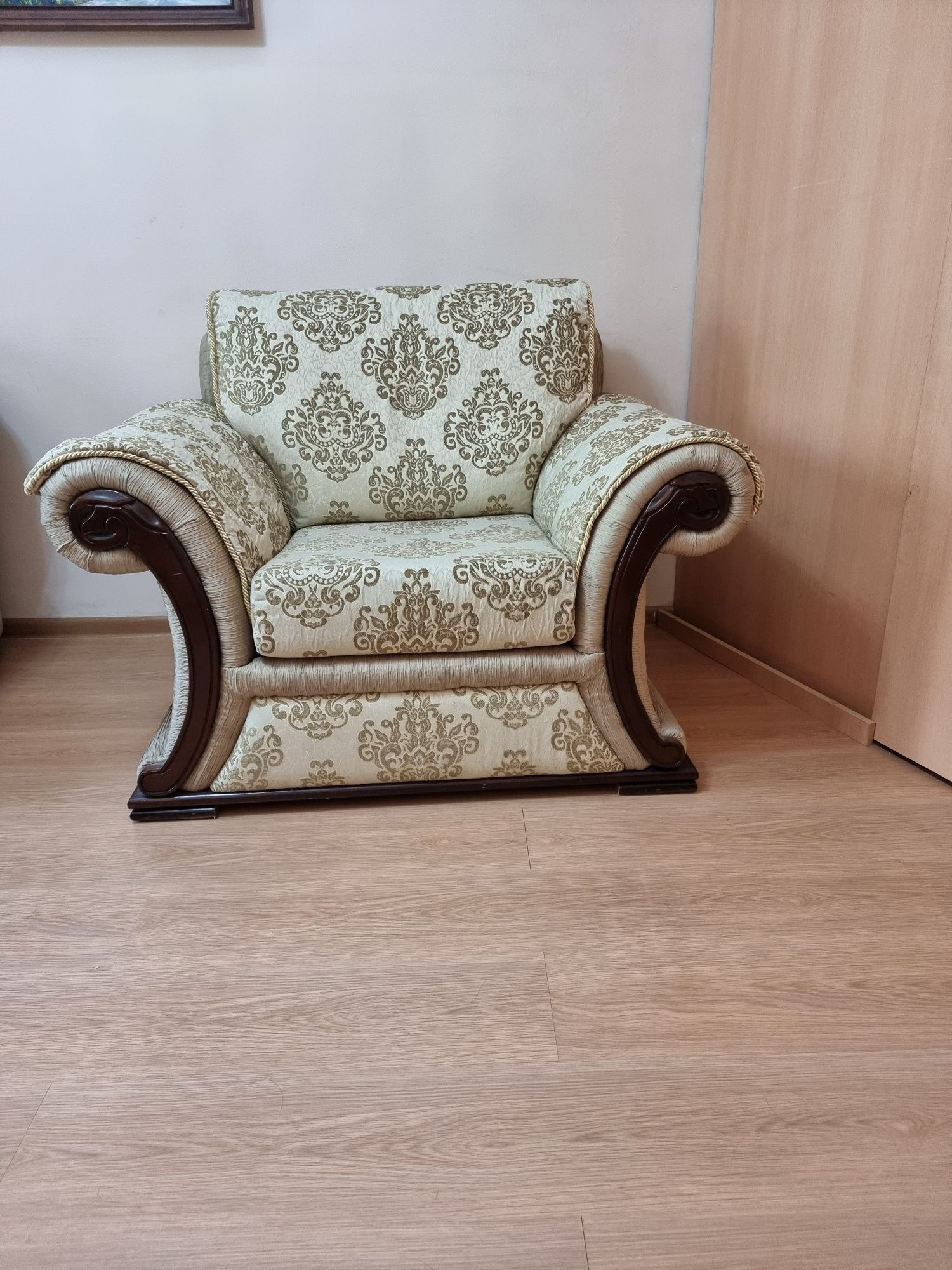 Срочно продам софу и кресло