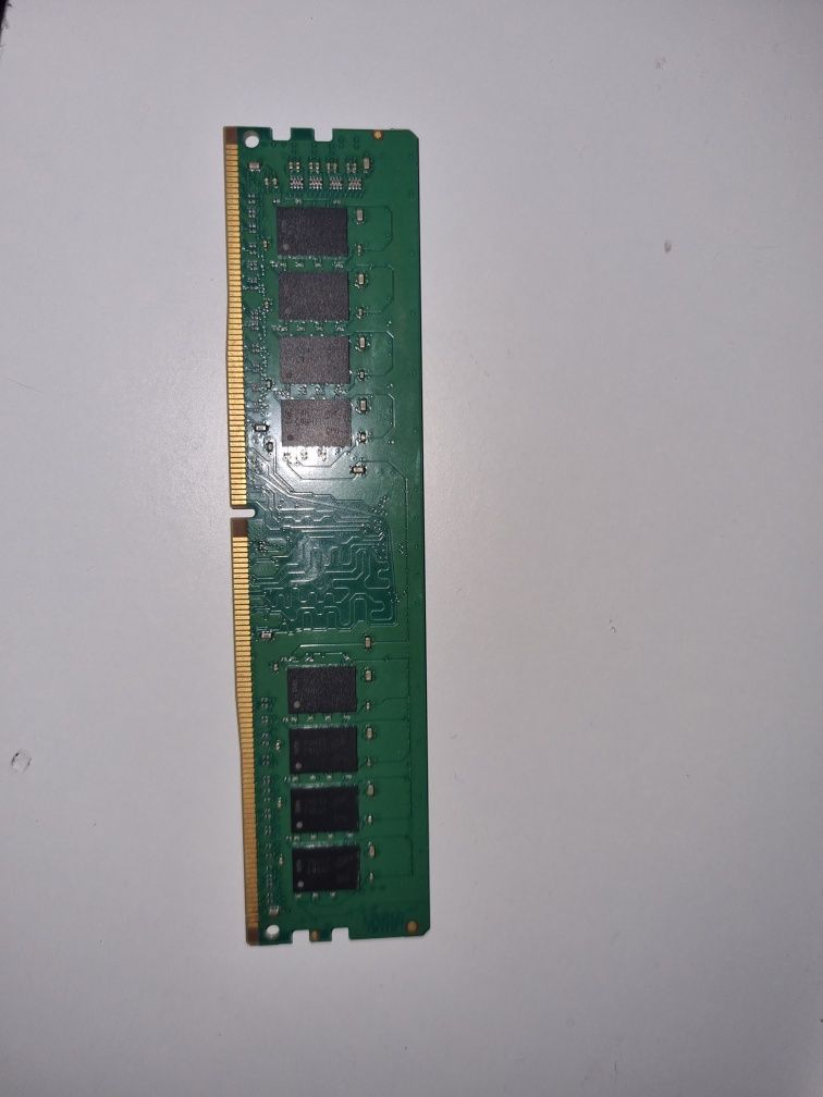 Vând rami 8GB DDR4