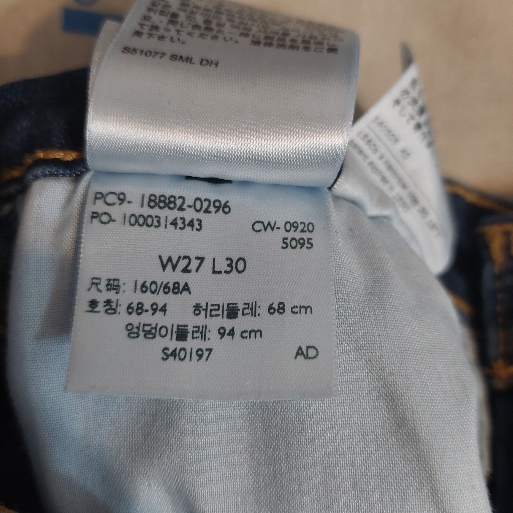 Blugi Levi Strauss impecabili