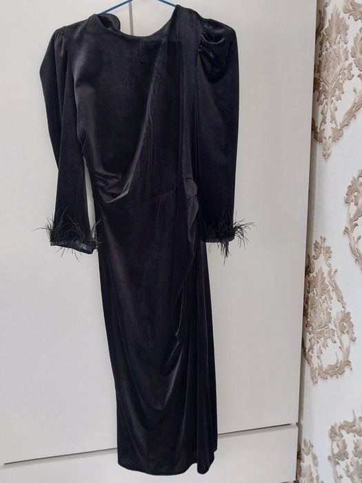 Платье бархатное с перьями