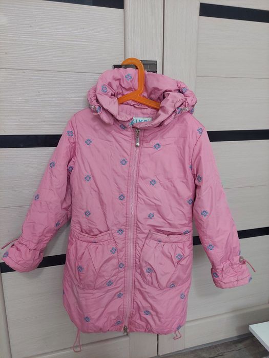 Продам два демисезонных пальто для девочки