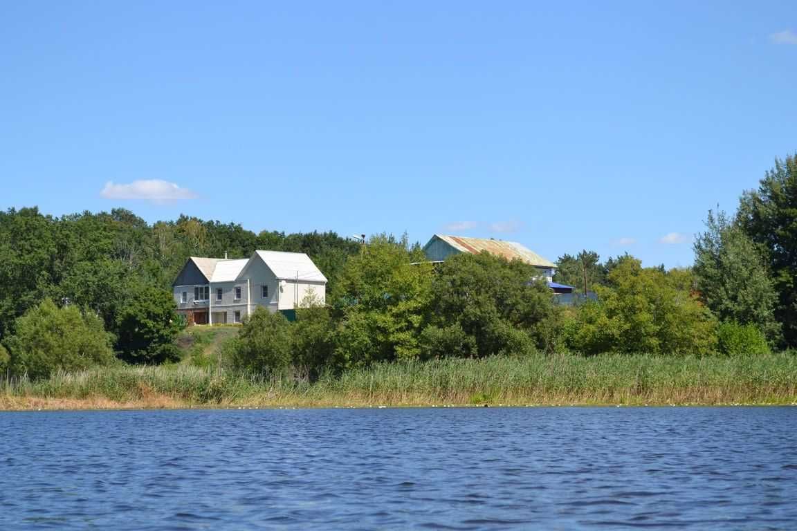 В загородном месте земля для дома , возле речки.