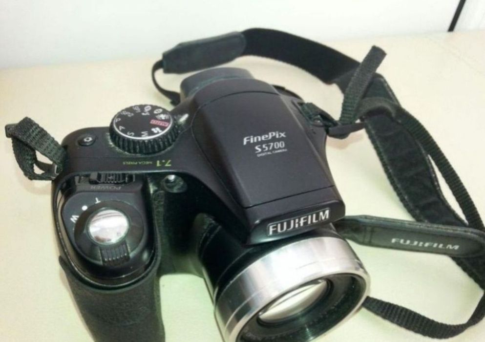 camera foto Fujifilm 5700 funcțională, stare buna

Vand Fujifilm Finep