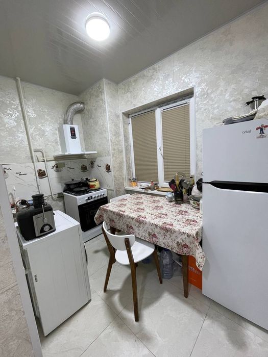 Kv sotiladi shayxontohur oqtepa mikrorayon 1 xona 4 etajli dom 2 qavat