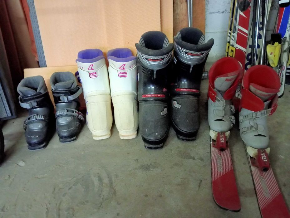 Vând 6 perechi schiuri și 4 perechi clapari
