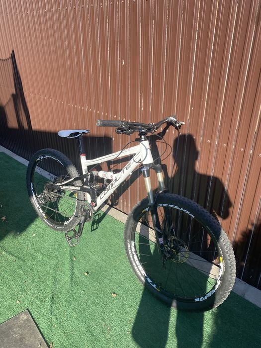 Bicicleta full suspension