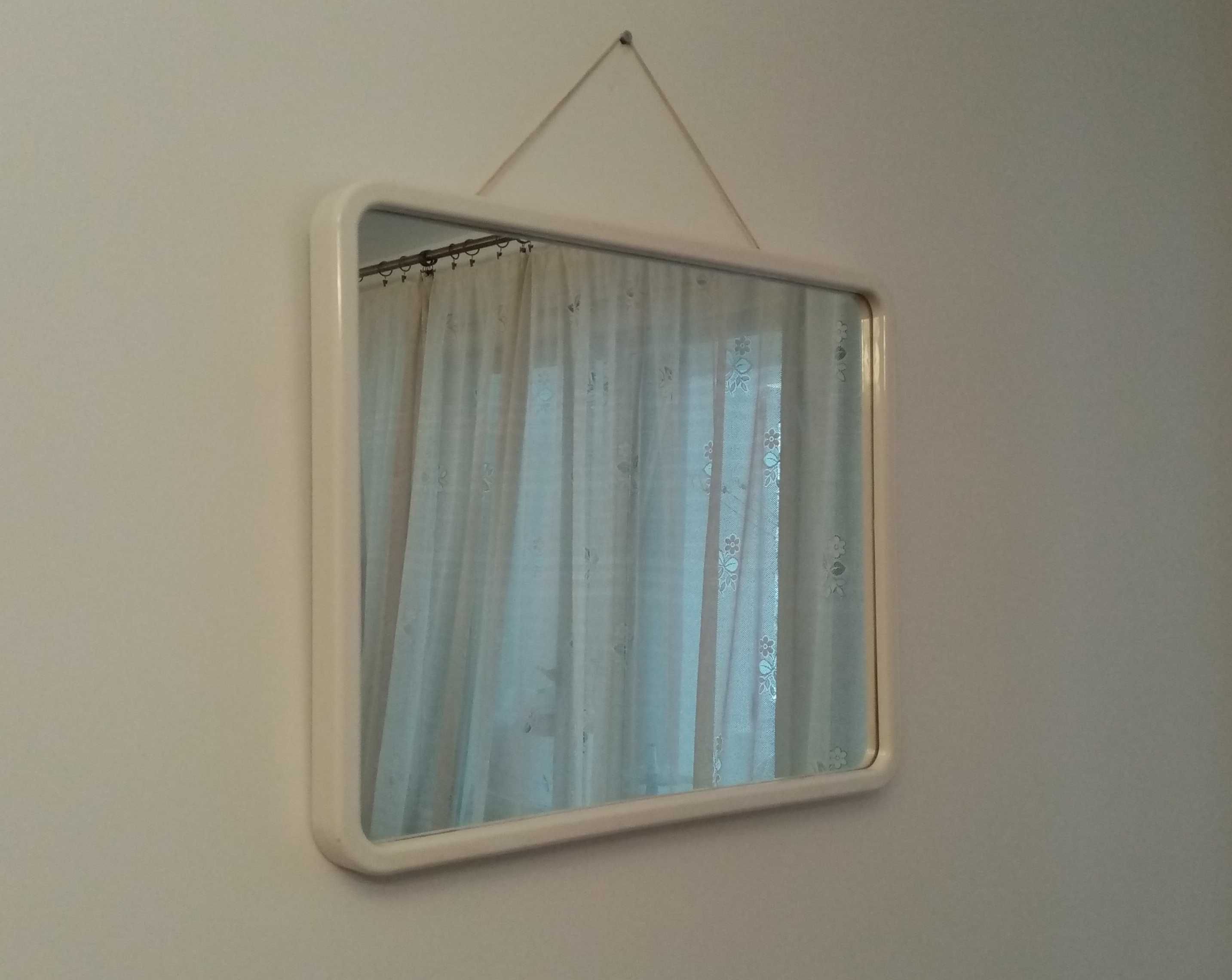 Oglinda de perete cu rama alba