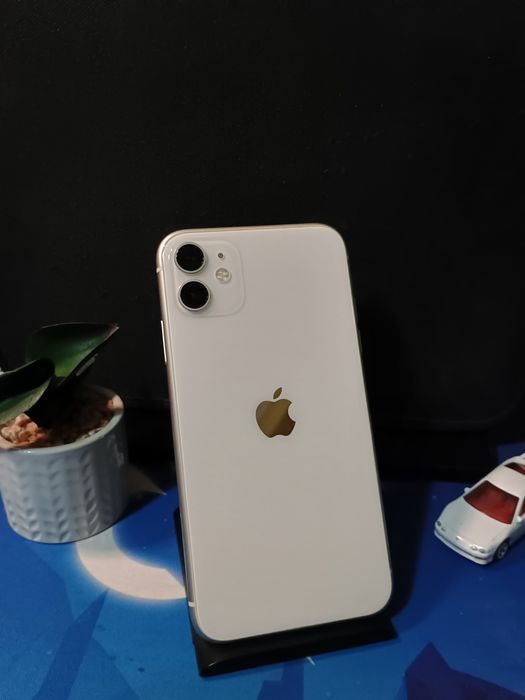 Apple iPhone 11 (Citiți descrierea!) (Folia este crăpată, nu ecranul!)