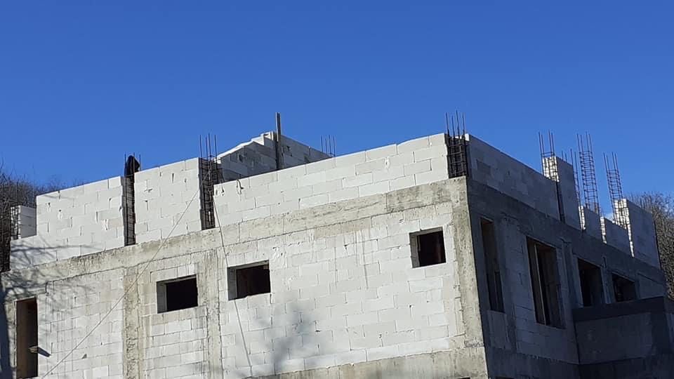 Construim case la rosu si la cheie