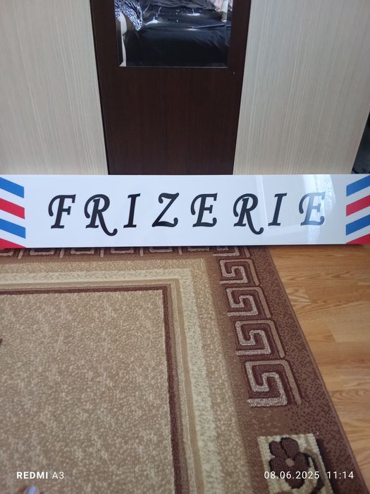 Firma luminoasa "Frizerie"