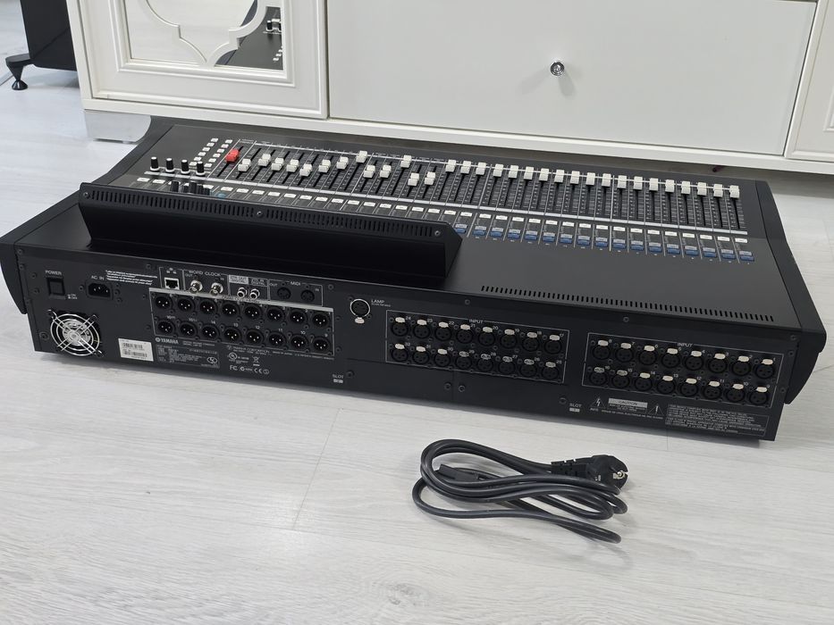 Mixer digital YAMAHA LS 9-32, consola profesional audio,