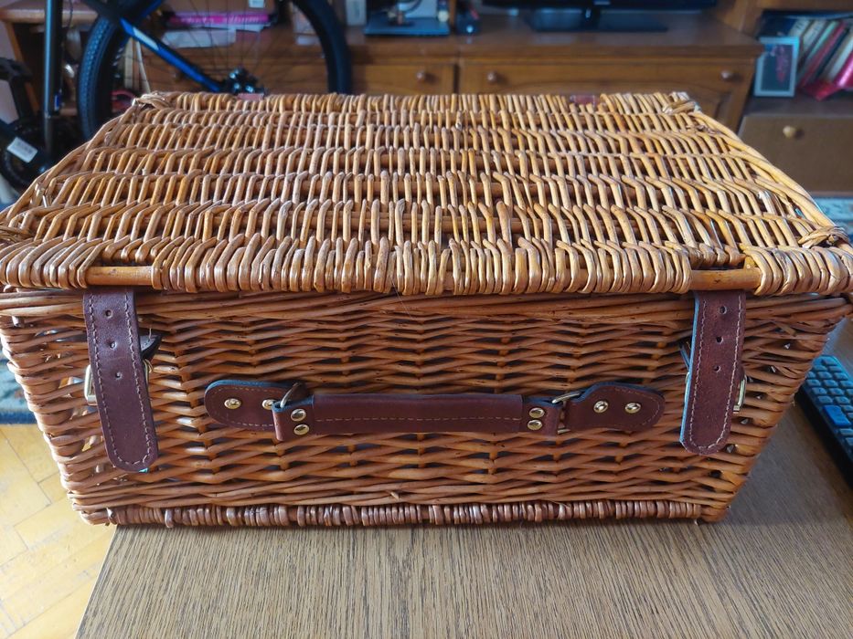 Cos de picnic impletit din rachita