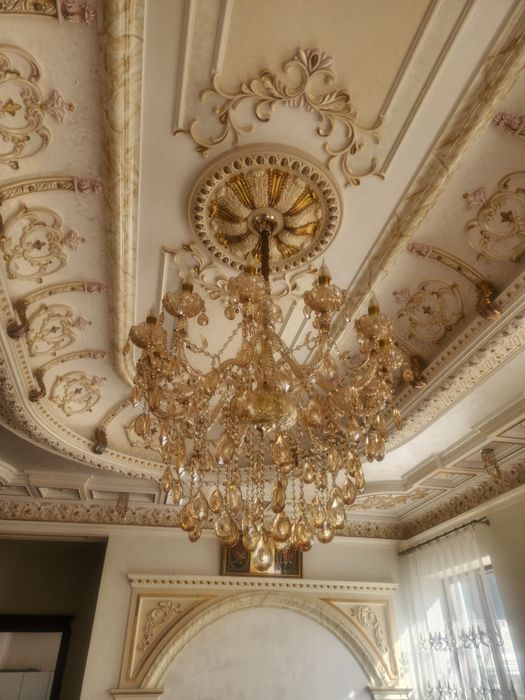 Кухня. Люстри. Мебел.