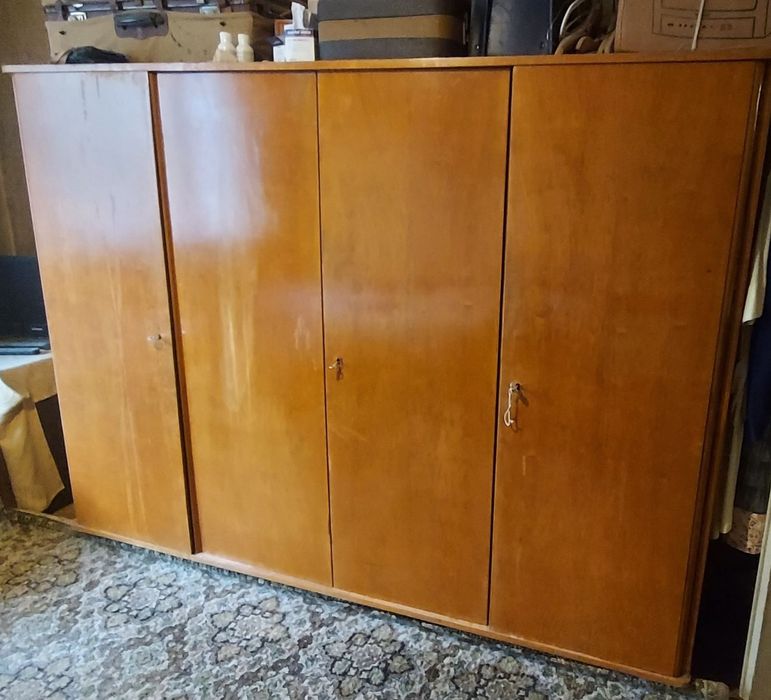 Подарявам дървени гардероби 2 бр.