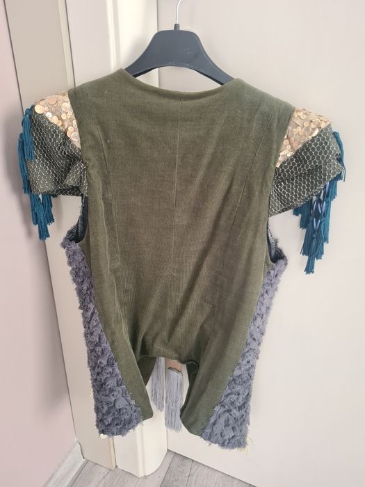 Vestă accesorizată