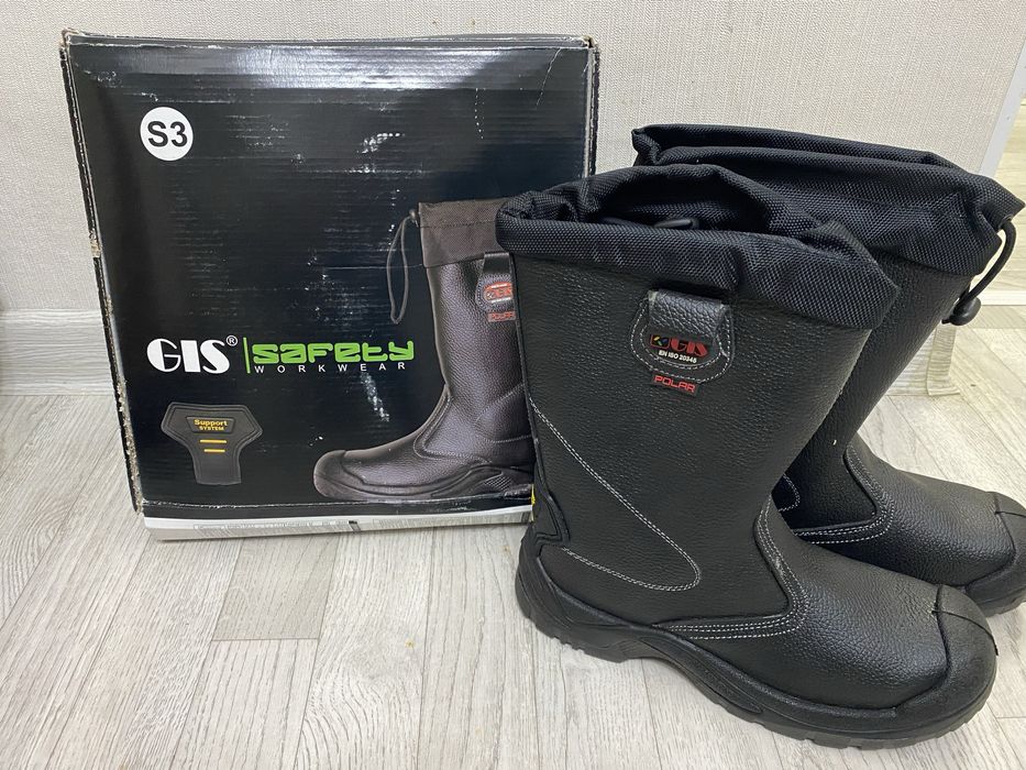 Срочно продам зимние мужские сапоги