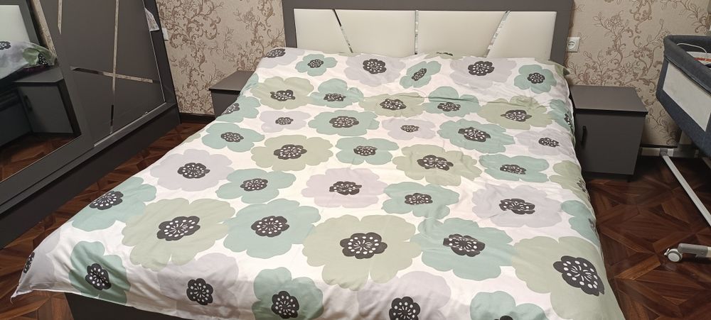 Спальный гарнитур сотилади.