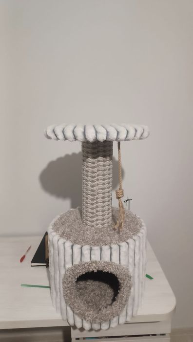 Продам домик для кошки абсолютно новый не подошел коту по размерам.