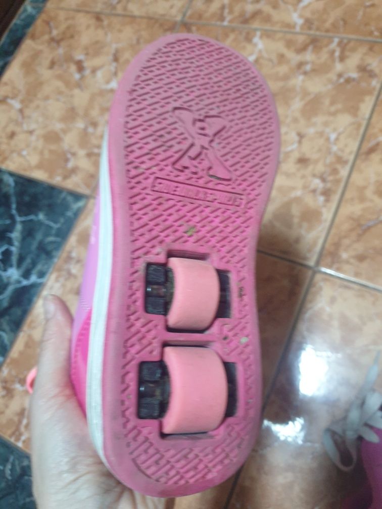 Ролкови кънки и маратонки с колелца Heelys