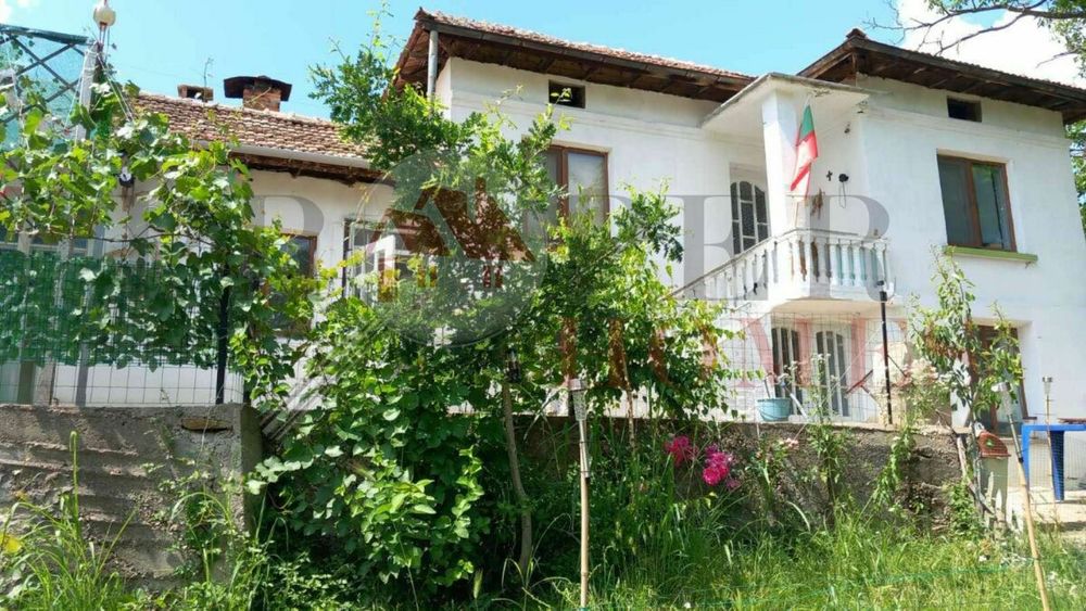 Реновирана Двуетажна Къща за Продажба