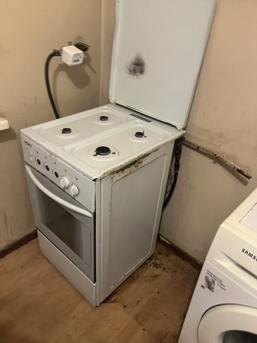 Продаётся белая кухонная плита