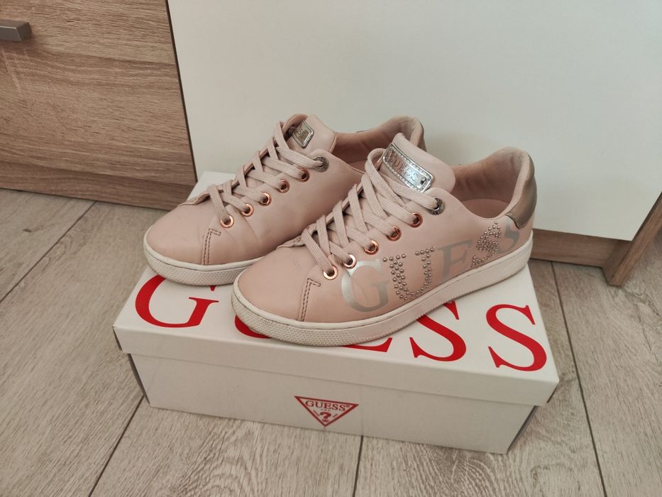 Оригинални маратонки кецове Guess В отлично състояние. 36 номер. С кут