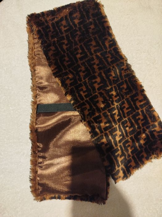 Шал Фенди в цвят черно и кафяво