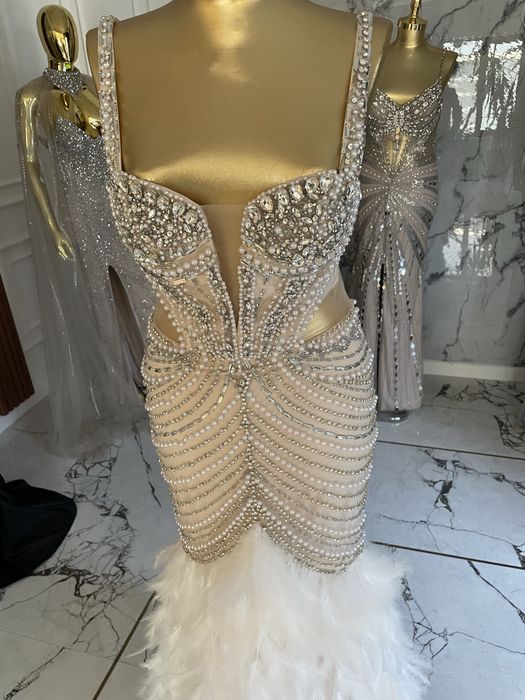 Rochie nasa cu pietre si pene