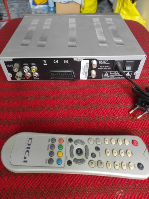 Receiver digital satelit Hyundai pentru digital TV, cu telecomandă, în