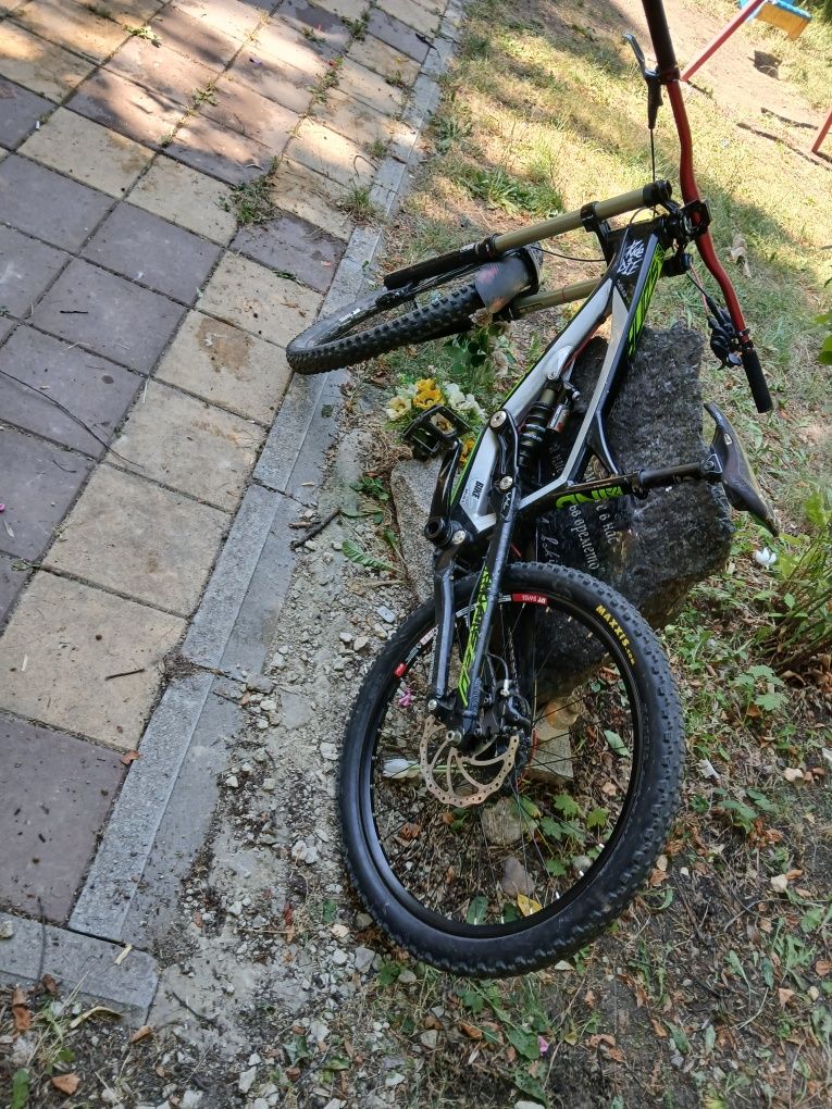 YT Industries  Downhill