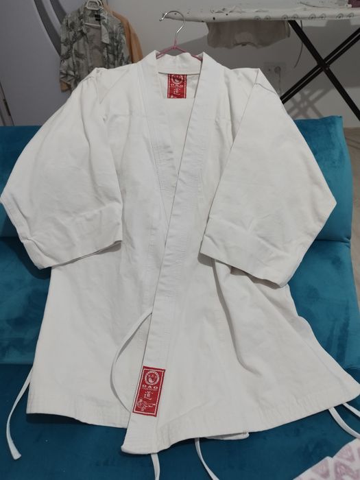 Vând costum karate