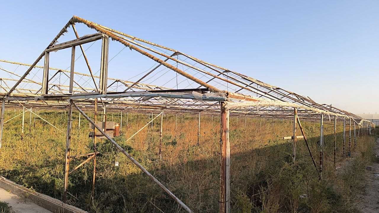 Navoiy viloyati Karmana tumanida issiqxona binosi sotilmoqda